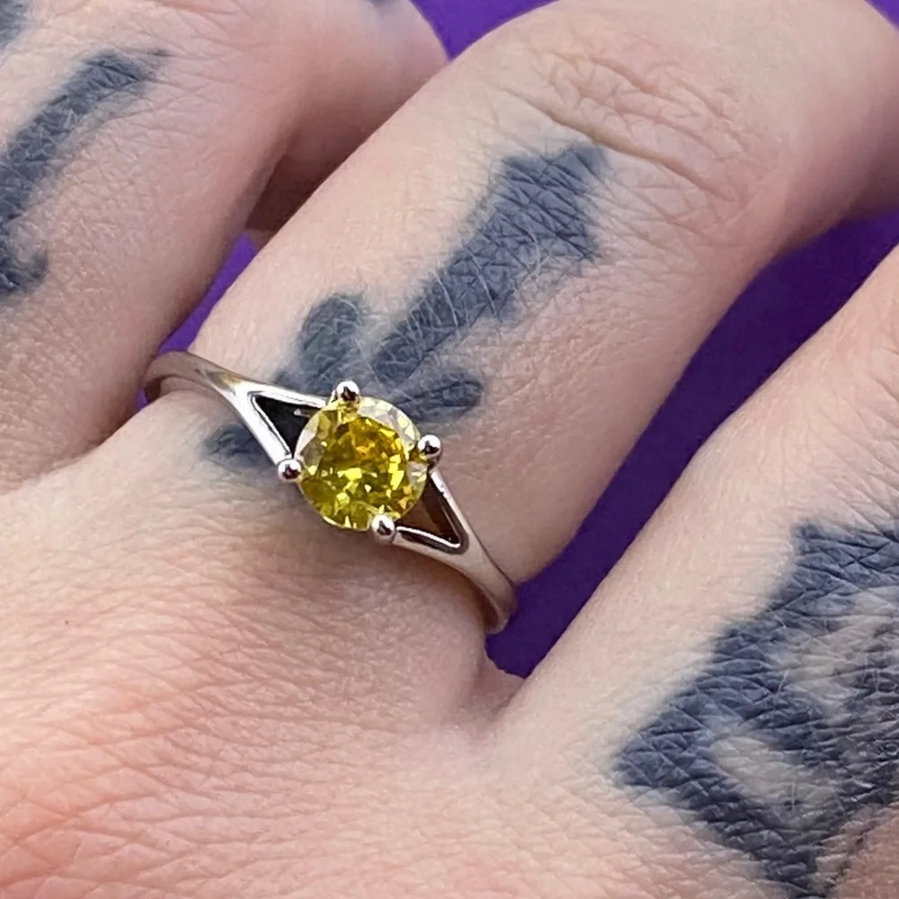💛 Classic Silver Tone Brilliant Cut Yellow CZ Solitaire Minimalist Ring - Picture 5 of 7